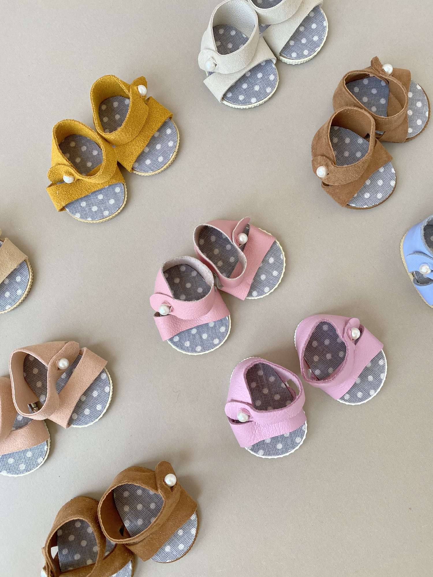 Сандалики с пуговкой-жемчугом для кукол Paola Reina Gordi, Minikane 34см (13 дюймов)