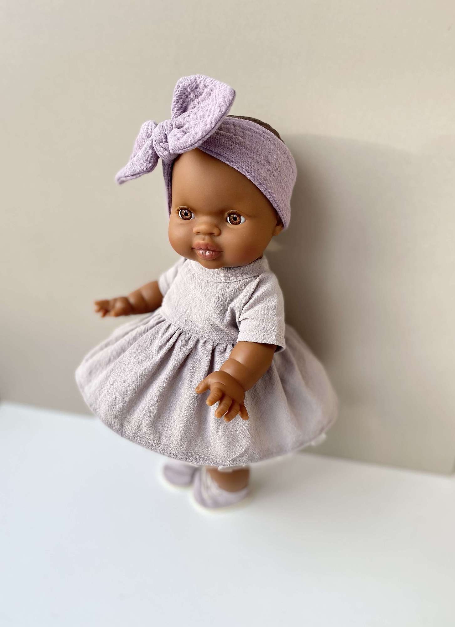 Платье серо-лавандовое с повязкой